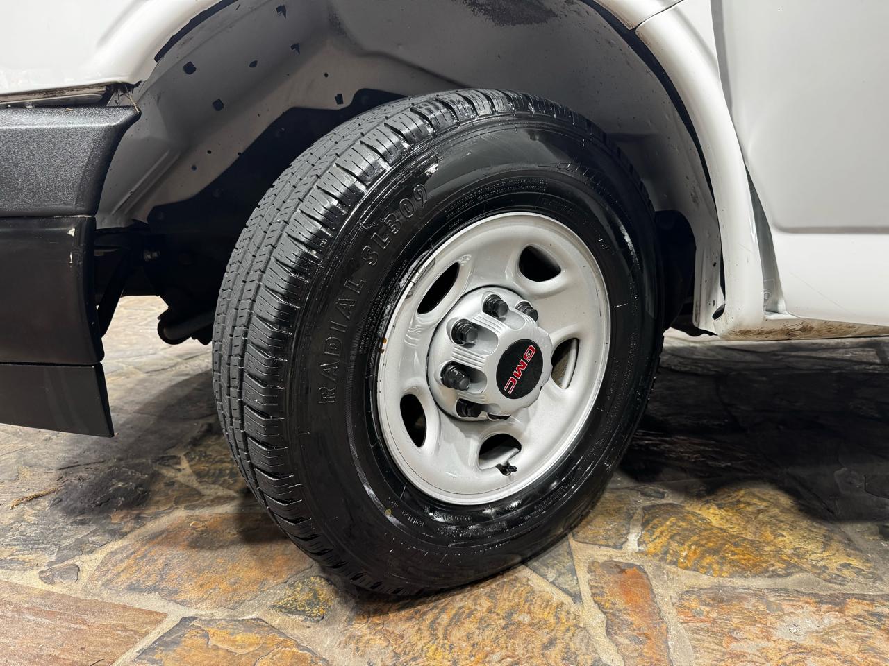 GMC Savana Cargo Van RWD 2500 135" 2017