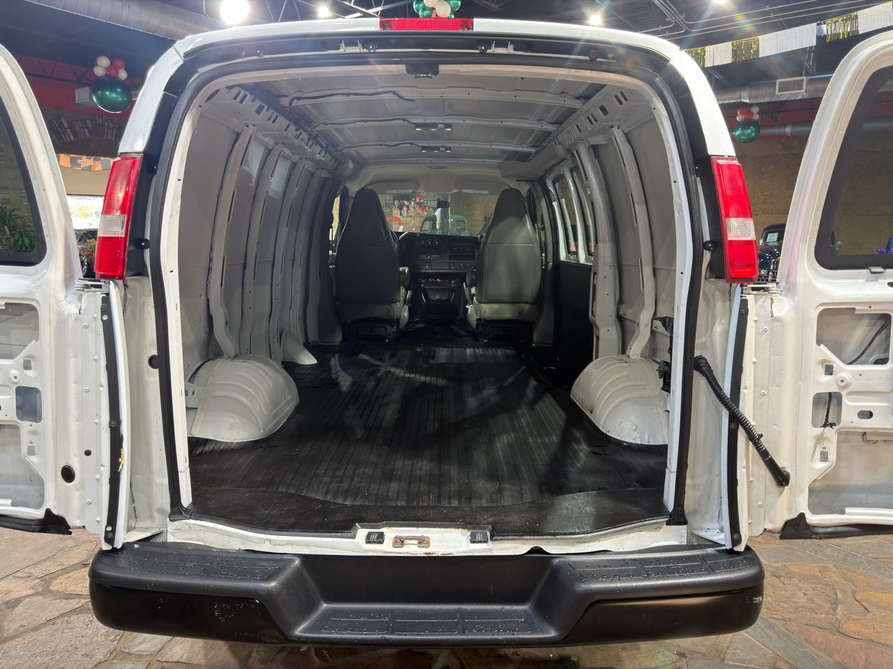 GMC Savana Cargo Van RWD 2500 135" 2017