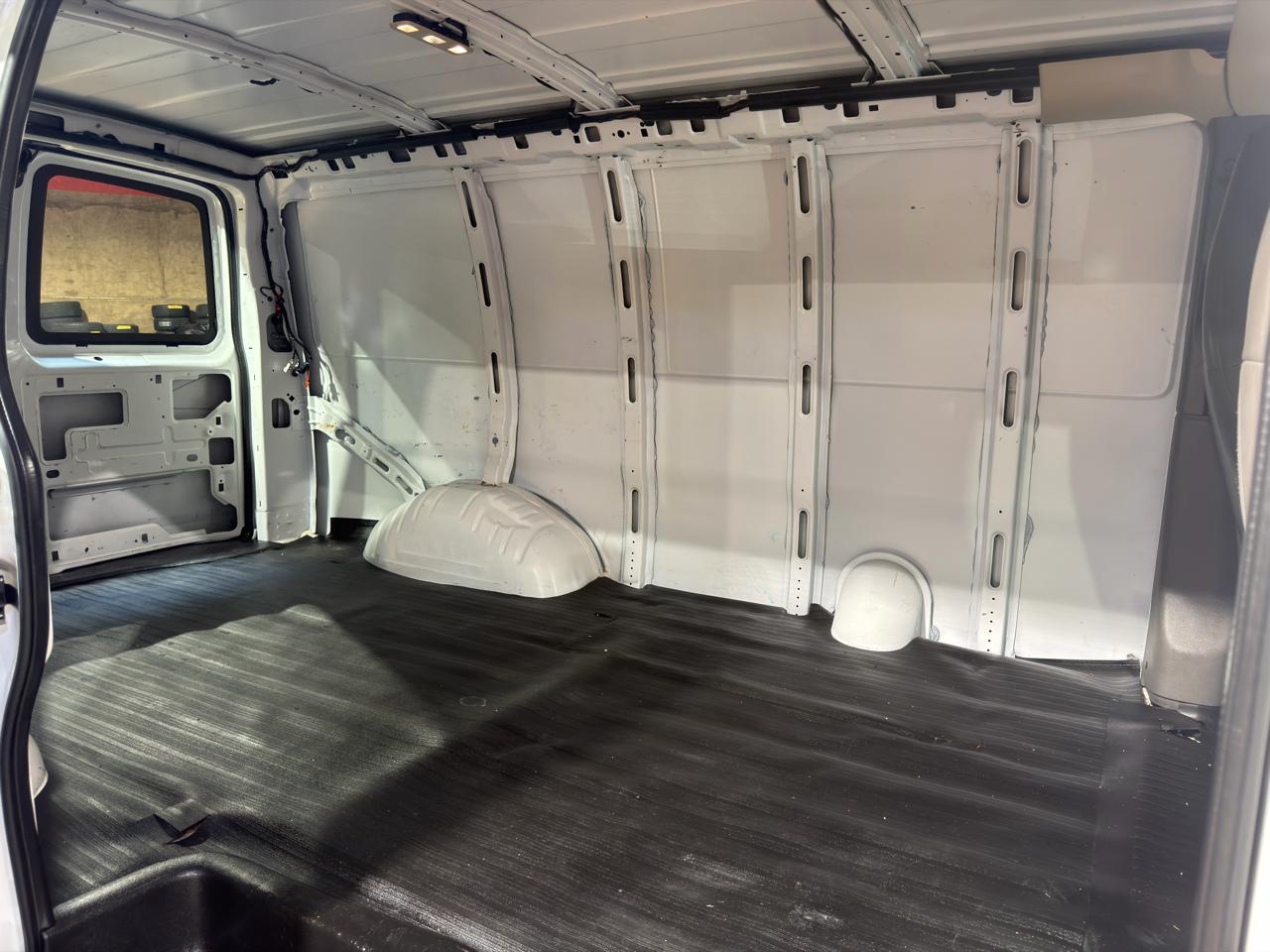 GMC Savana Cargo Van RWD 2500 135" 2017