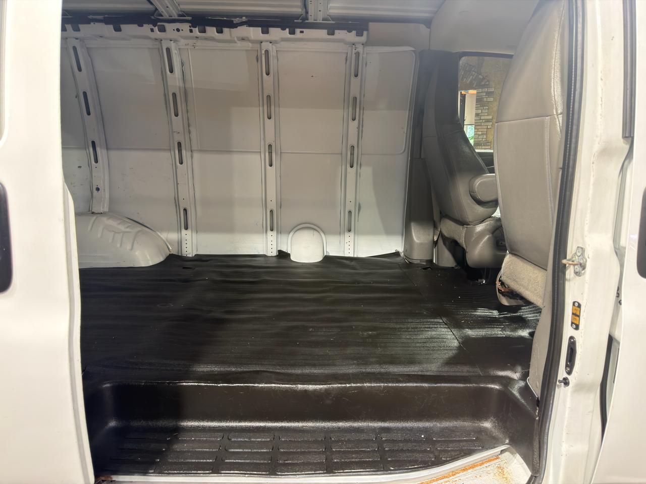 GMC Savana Cargo Van RWD 2500 135" 2017