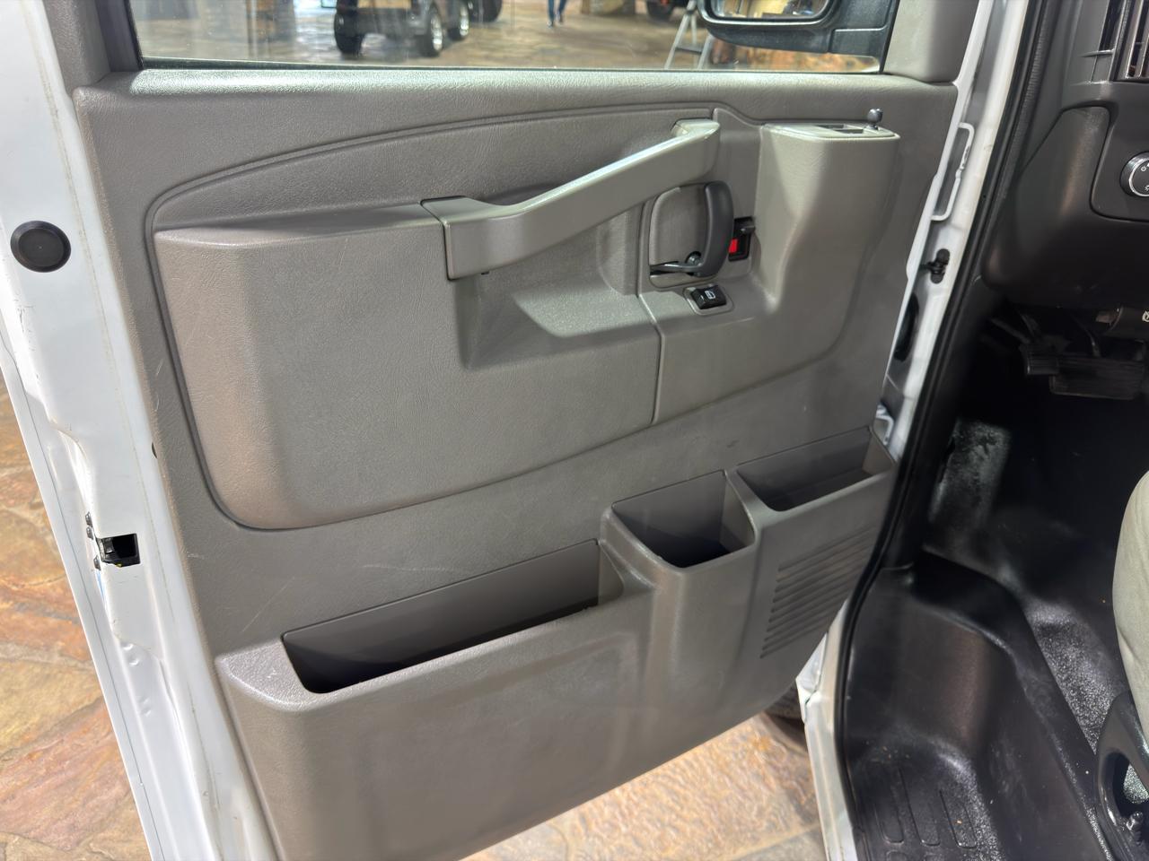 GMC Savana Cargo Van RWD 2500 135" 2017