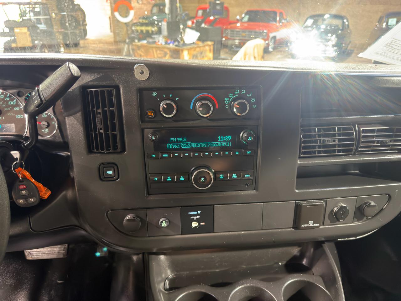 GMC Savana Cargo Van RWD 2500 135" 2017