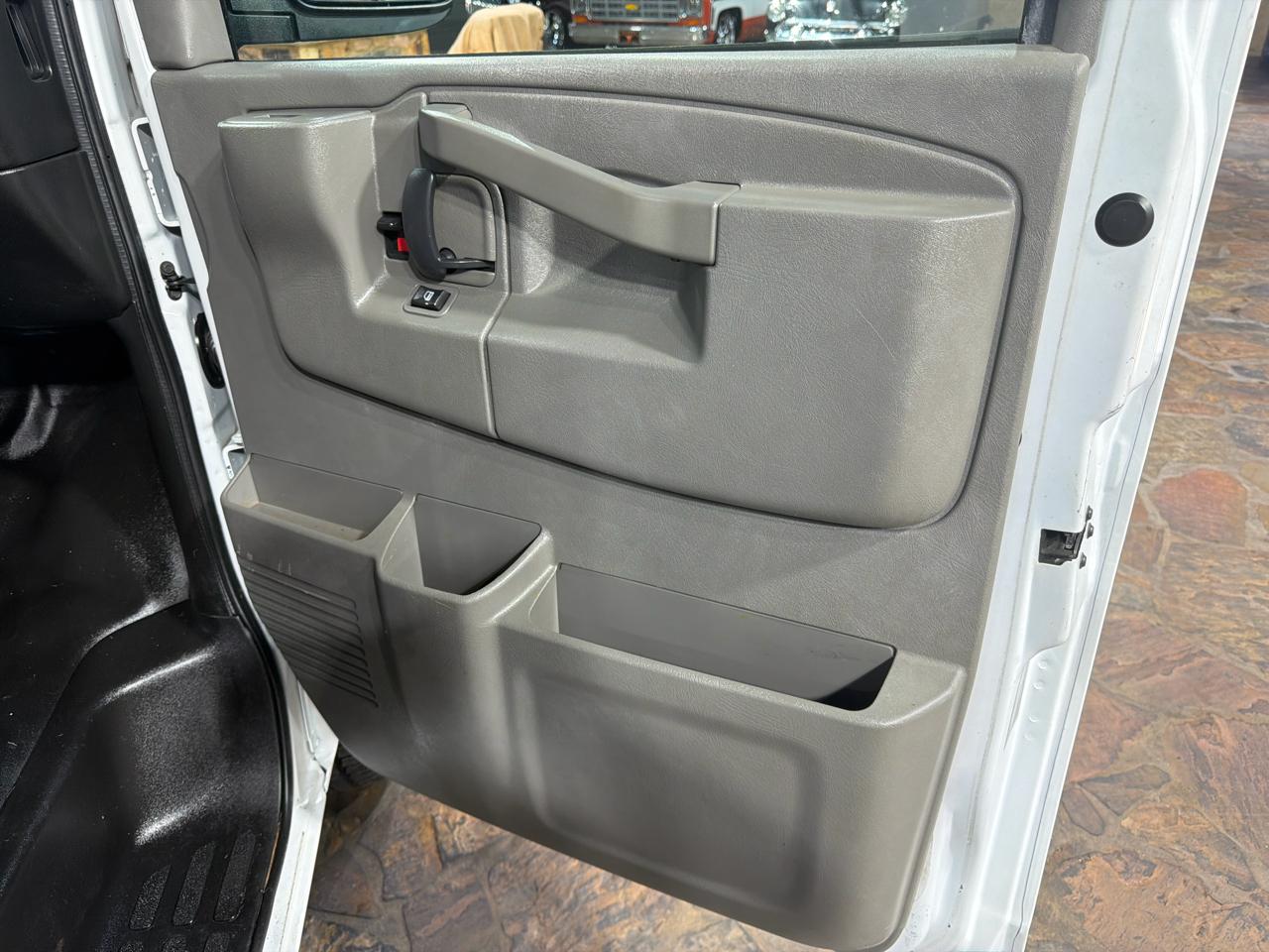 GMC Savana Cargo Van RWD 2500 135" 2017