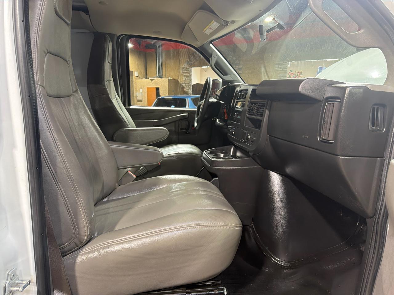 GMC Savana Cargo Van RWD 2500 135" 2017