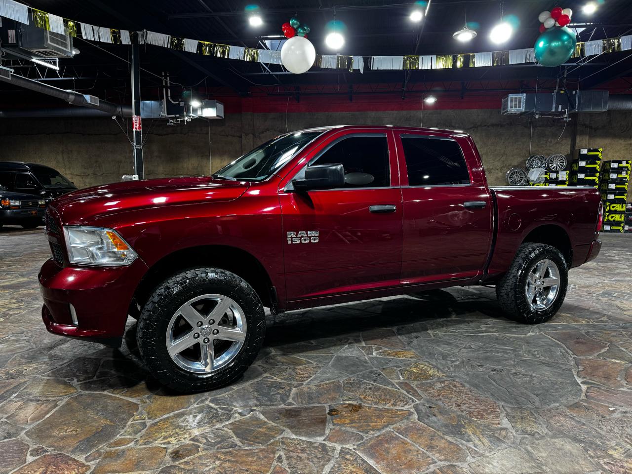 RAM 1500 Express 4x4 Crew Cab 5'7" Box 2017