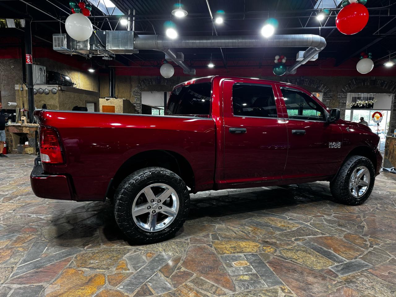 RAM 1500 Express 4x4 Crew Cab 5'7" Box 2017