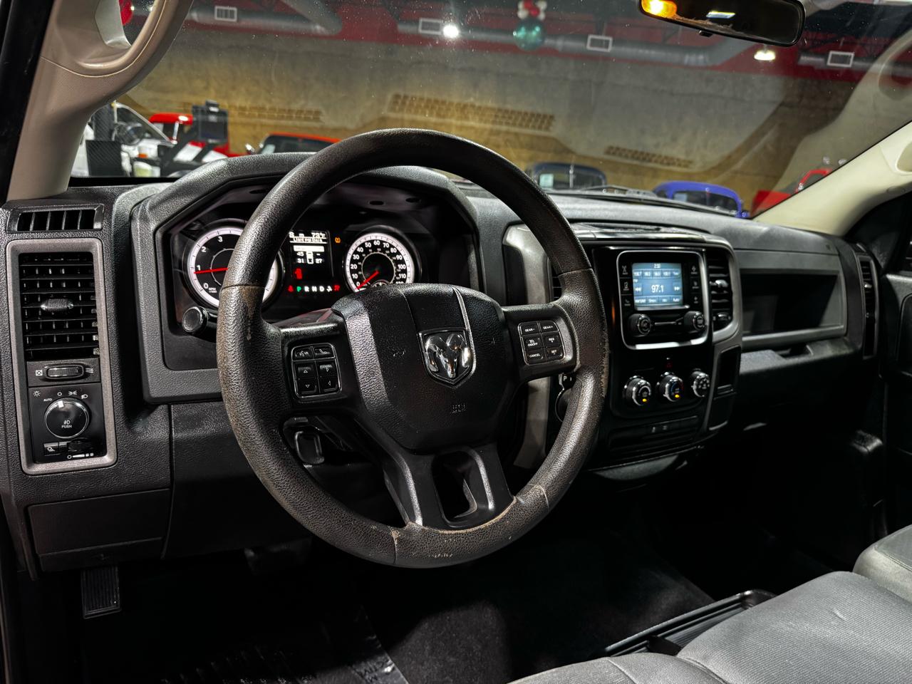 RAM 1500 Express 4x4 Crew Cab 5'7" Box 2017