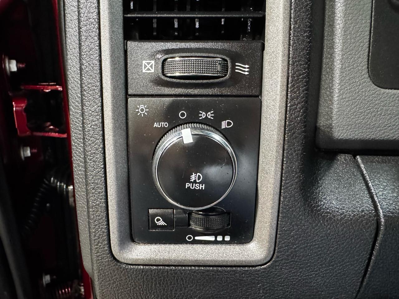 RAM 1500 Express 4x4 Crew Cab 5'7" Box 2017