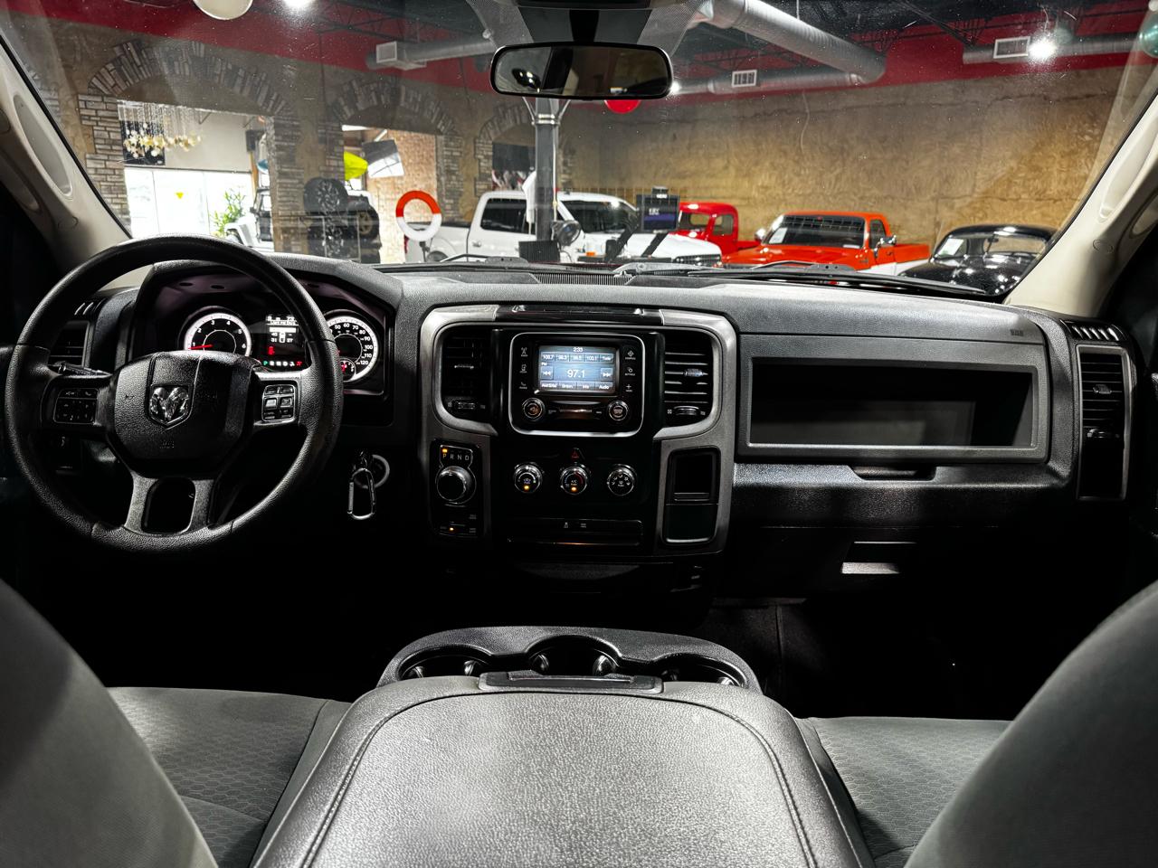 RAM 1500 Express 4x4 Crew Cab 5'7" Box 2017