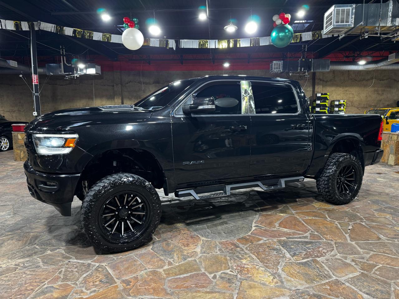 RAM 1500 4WD Crew Cab 149" Sport 2020