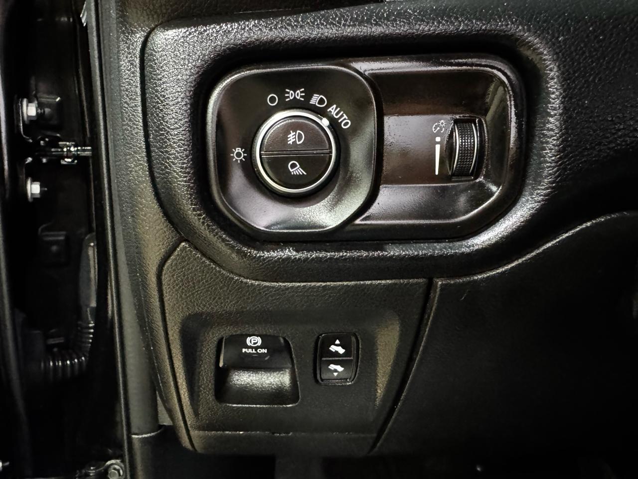 RAM 1500 4WD Crew Cab 149" Sport 2020