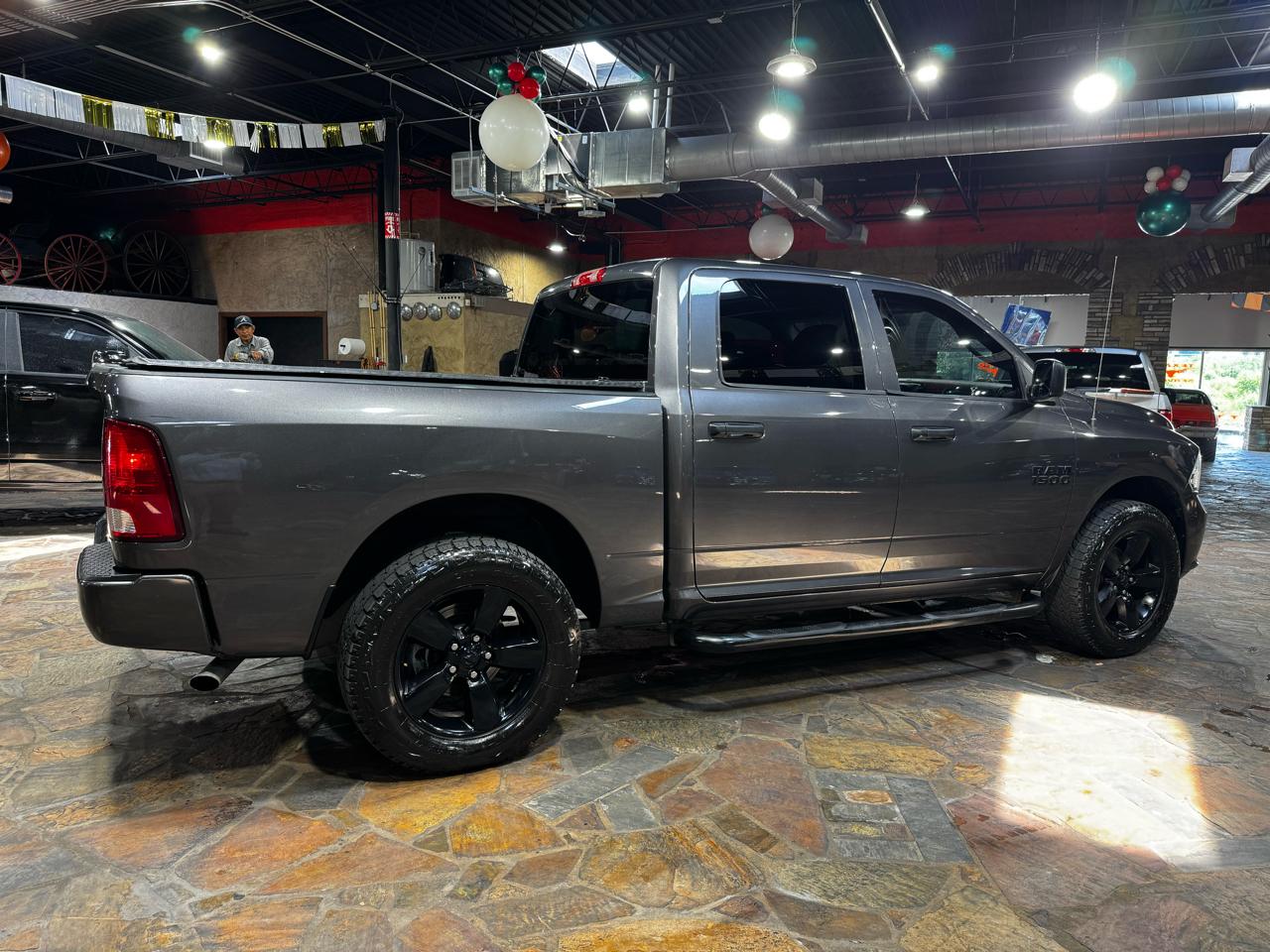 RAM 1500 Express 4x2 Crew Cab 5'7" Box 2018