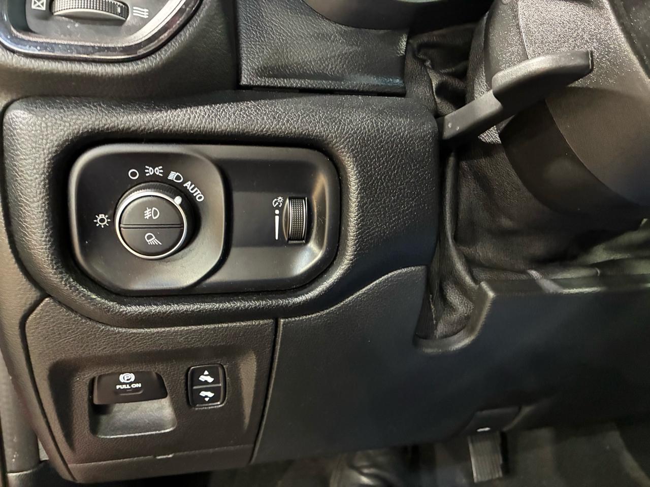 RAM 1500 Big Horn 4x4 Crew Cab 5'7" Box 2021
