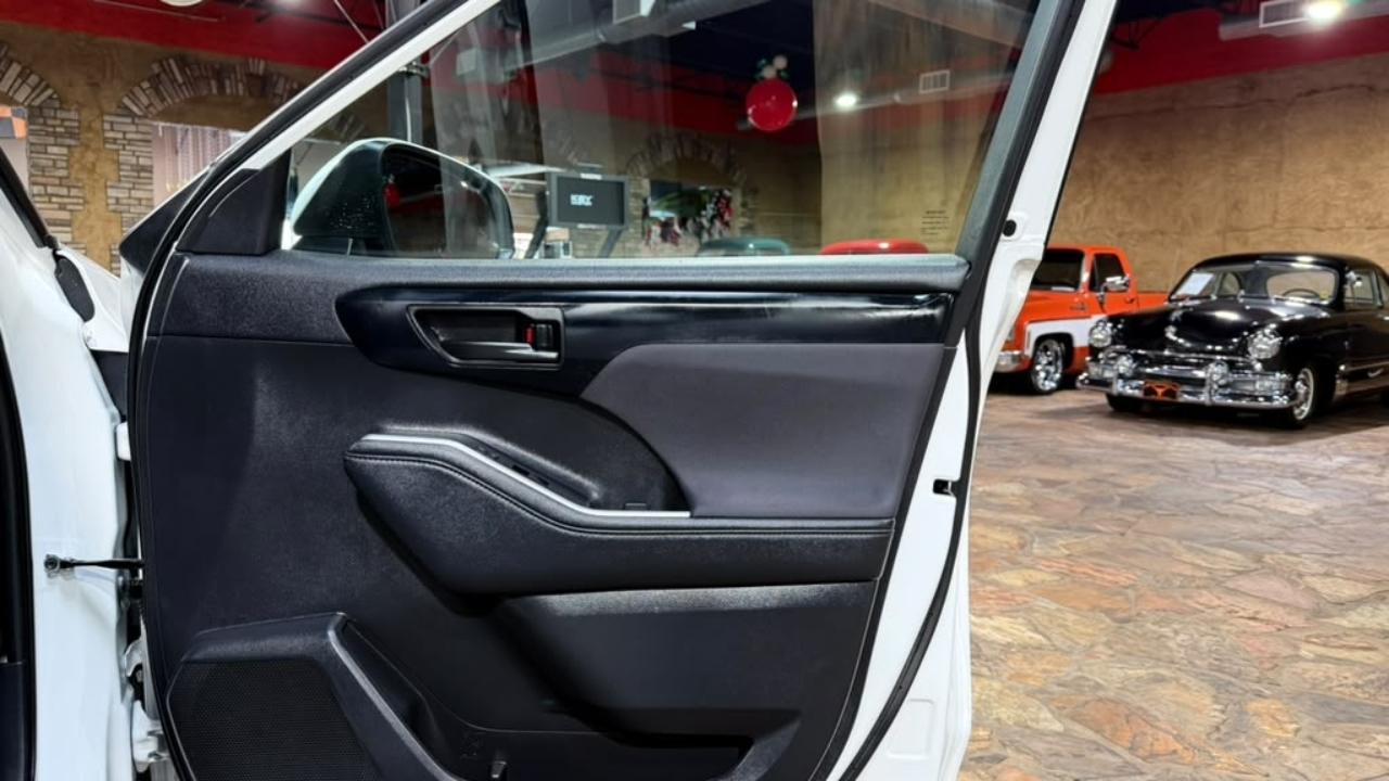 Toyota Highlander Platinum AWD (Natl) 2023
