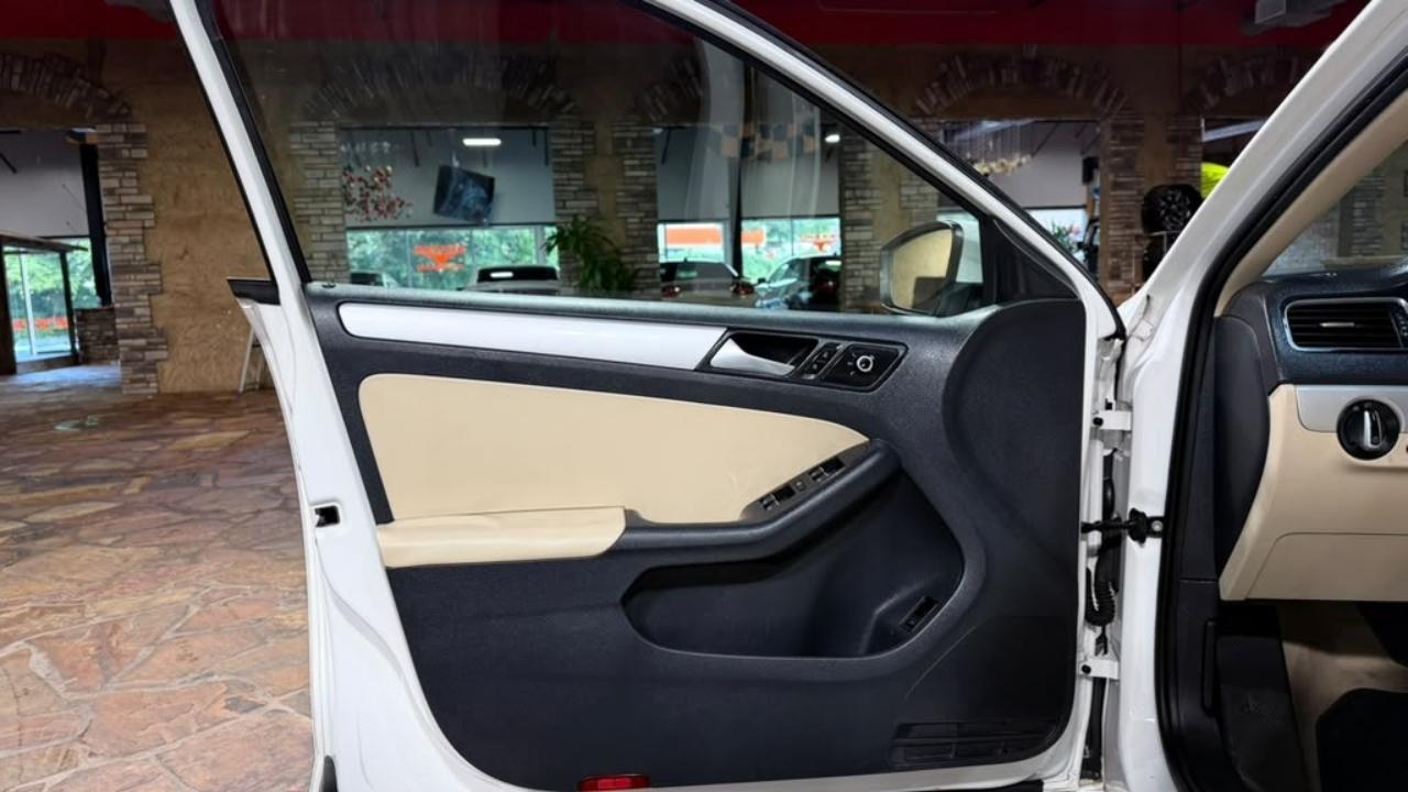 Volkswagen Jetta Sedan 4dr Auto SE PZEV 2013