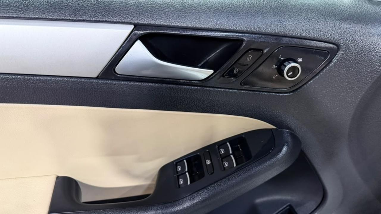 Volkswagen Jetta Sedan 4dr Auto SE PZEV 2013