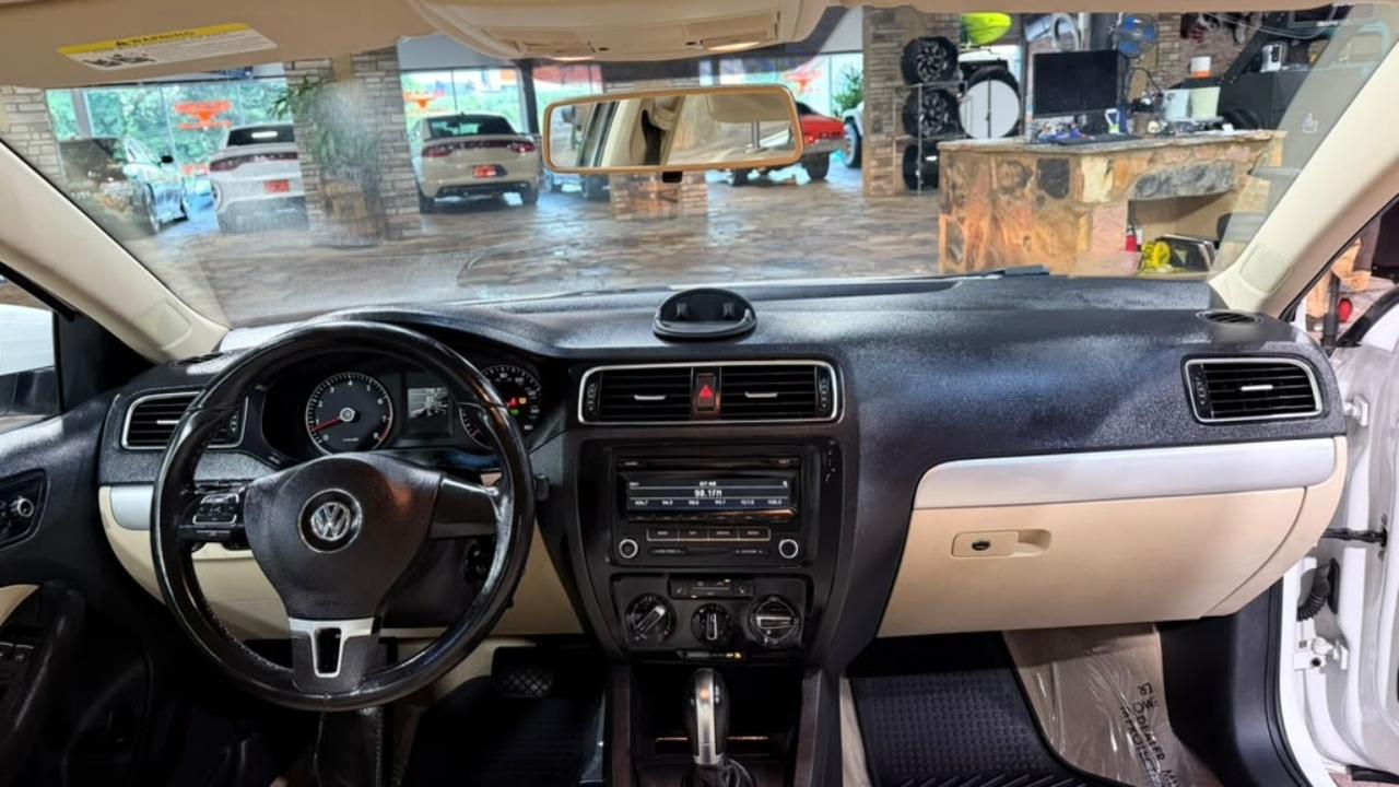 Volkswagen Jetta Sedan 4dr Auto SE PZEV 2013