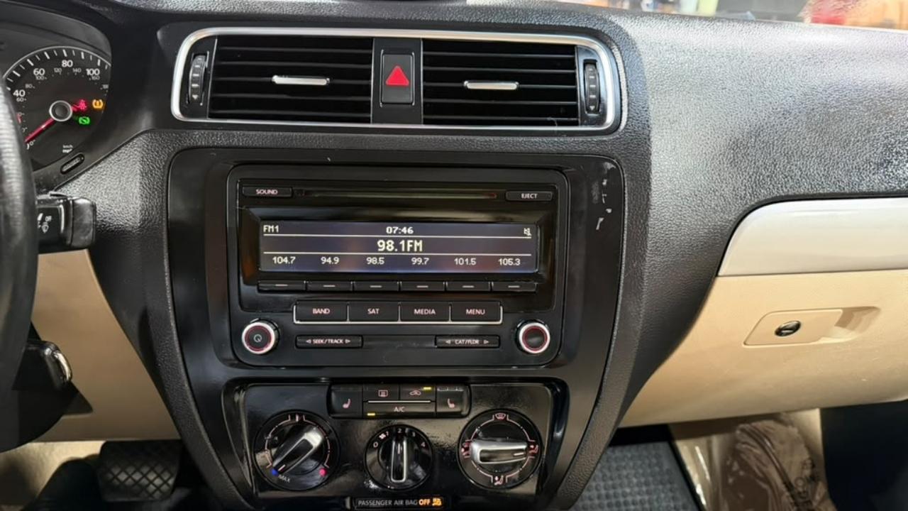 Volkswagen Jetta Sedan 4dr Auto SE PZEV 2013