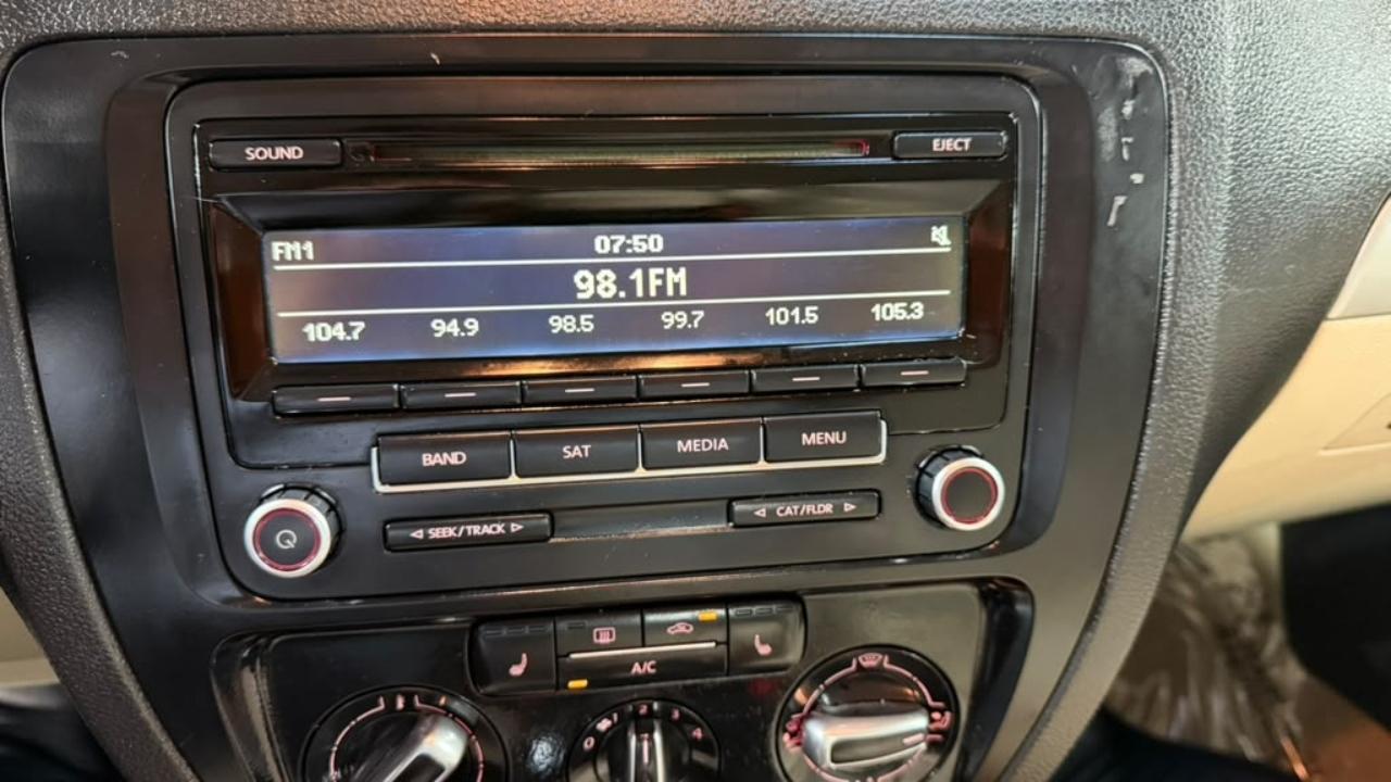 Volkswagen Jetta Sedan 4dr Auto SE PZEV 2013