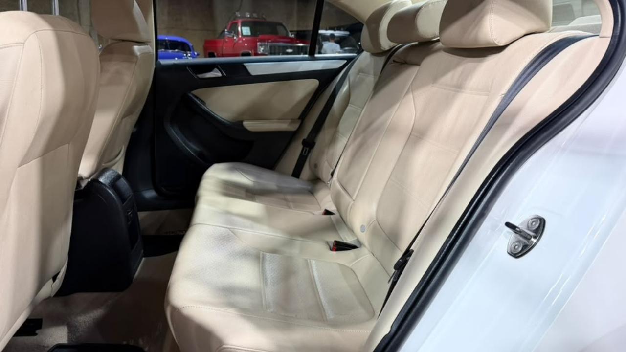 Volkswagen Jetta Sedan 4dr Auto SE PZEV 2013