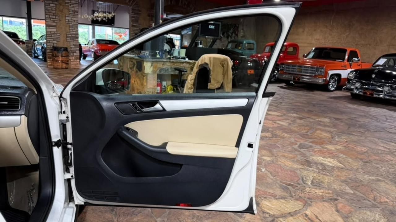 Volkswagen Jetta Sedan 4dr Auto SE PZEV 2013