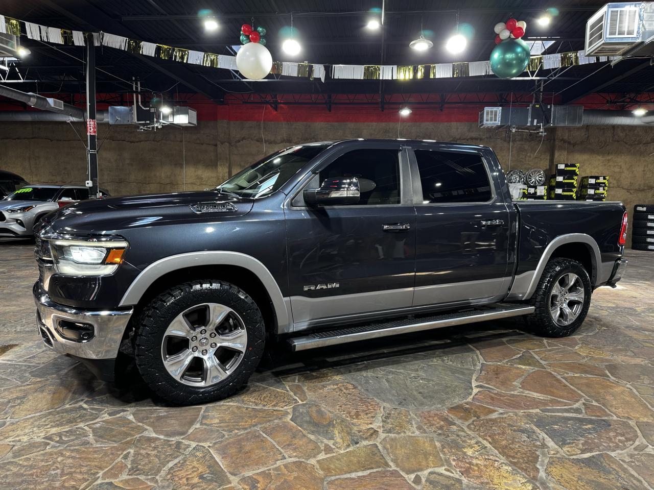 RAM 1500 Laramie 4x4 Crew Cab 5'7" Box 2020