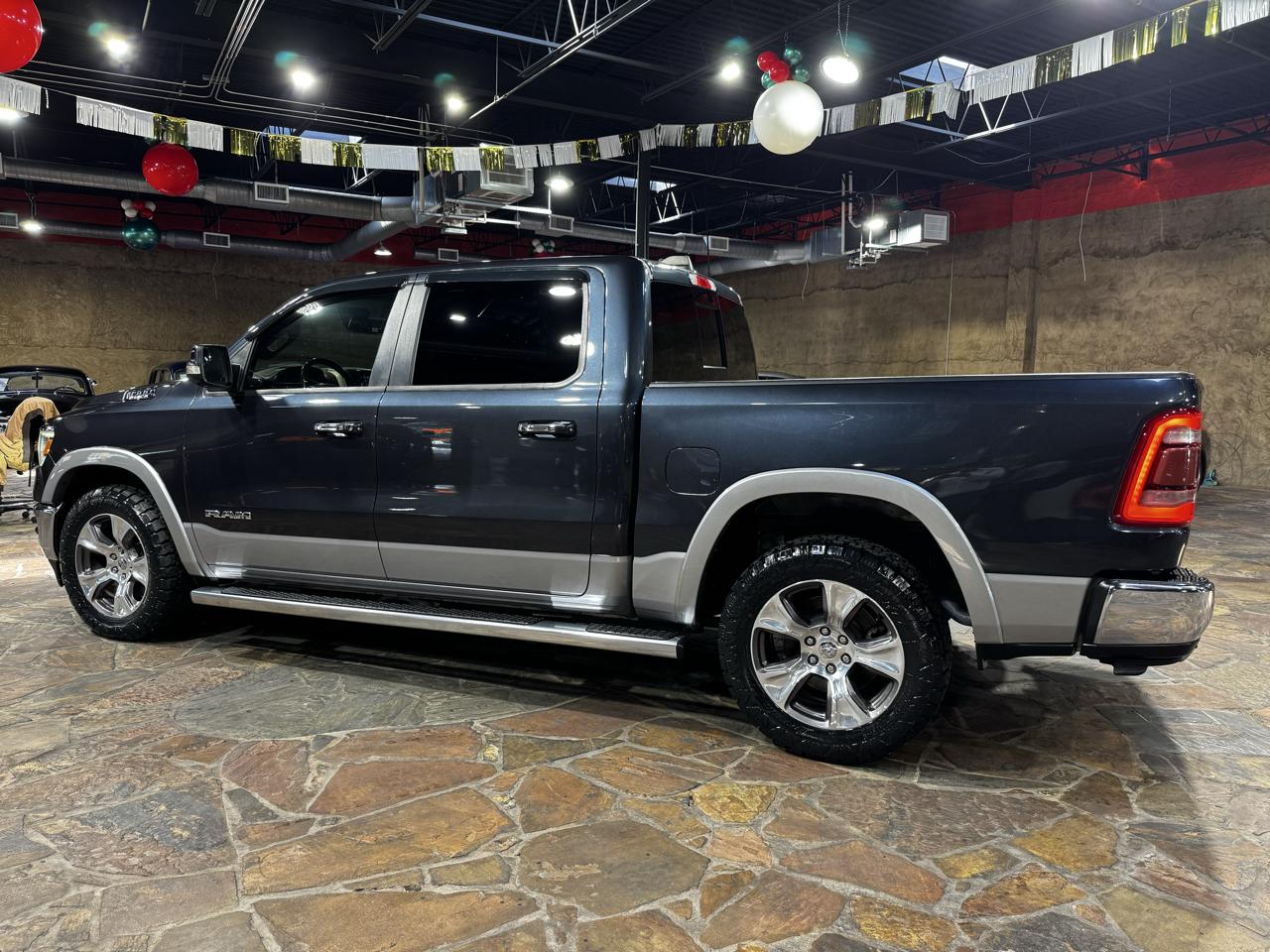 RAM 1500 Laramie 4x4 Crew Cab 5'7" Box 2020