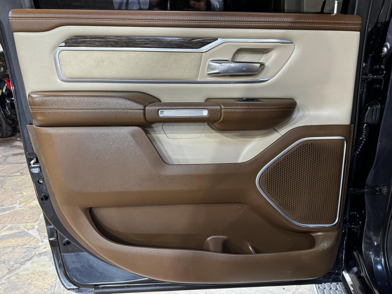 RAM 1500 Laramie 4x4 Crew Cab 5'7" Box 2020