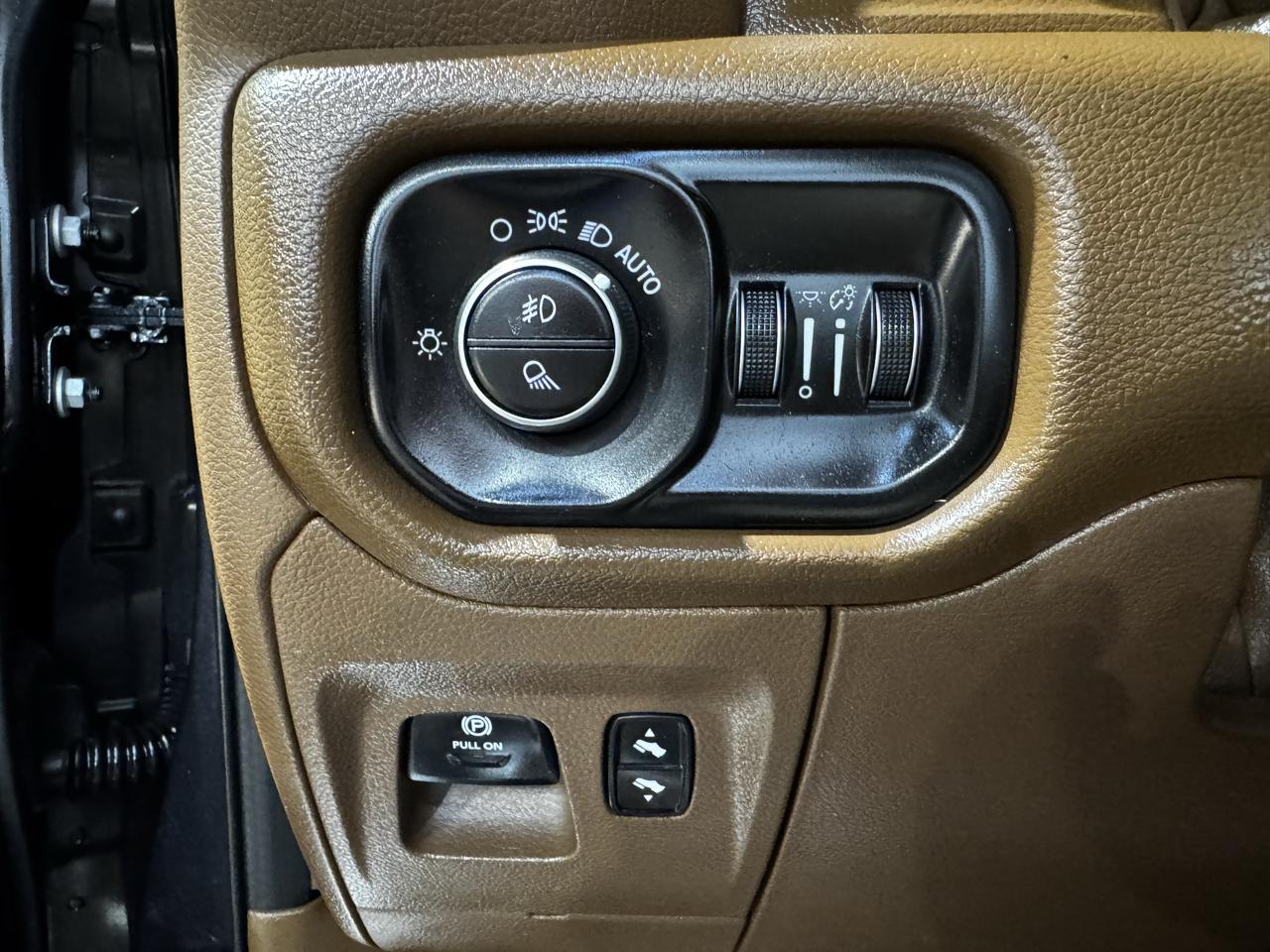RAM 1500 Laramie 4x4 Crew Cab 5'7" Box 2020