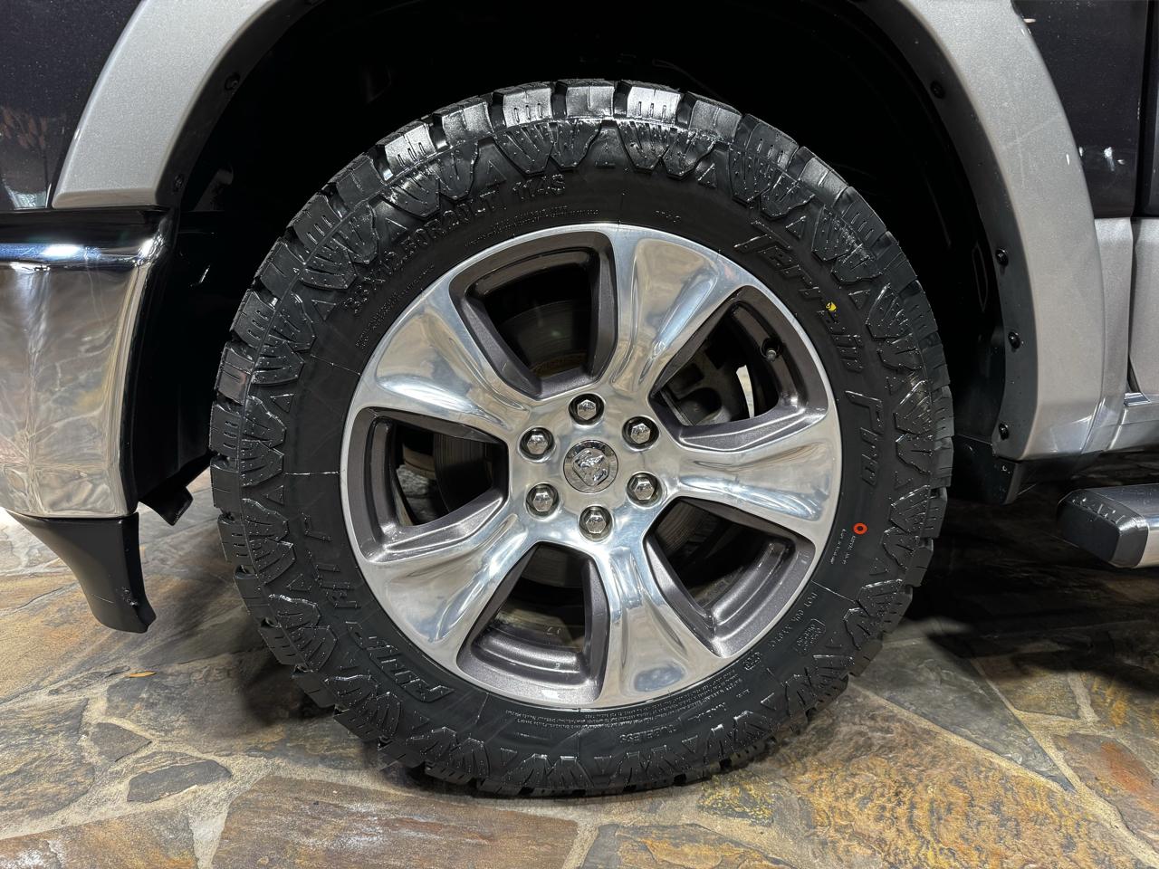 RAM 1500 Laramie 4x4 Crew Cab 5'7" Box 2020
