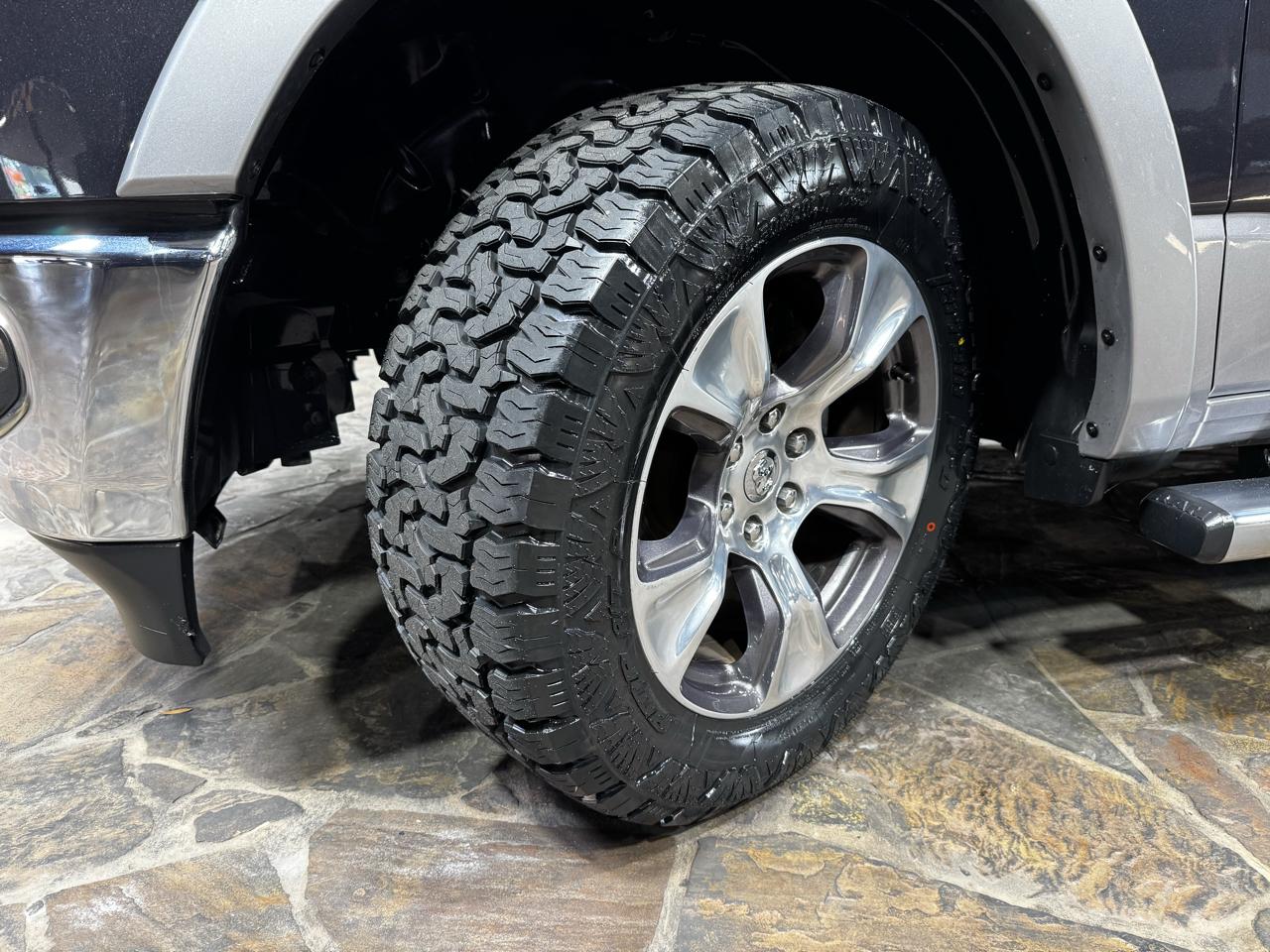 RAM 1500 Laramie 4x4 Crew Cab 5'7" Box 2020