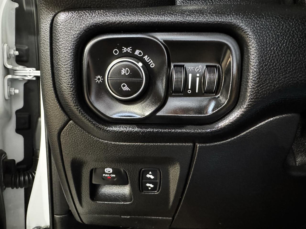 RAM 1500 Laramie 4x4 Crew Cab 5'7" Box 2020