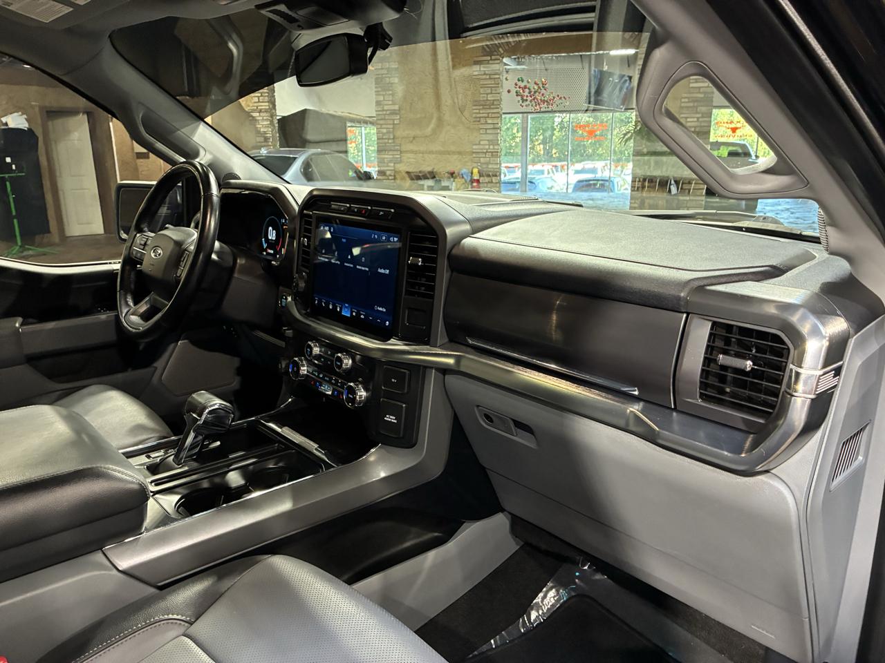 Ford F-150 2WD Supercab 133" Lariat 2022