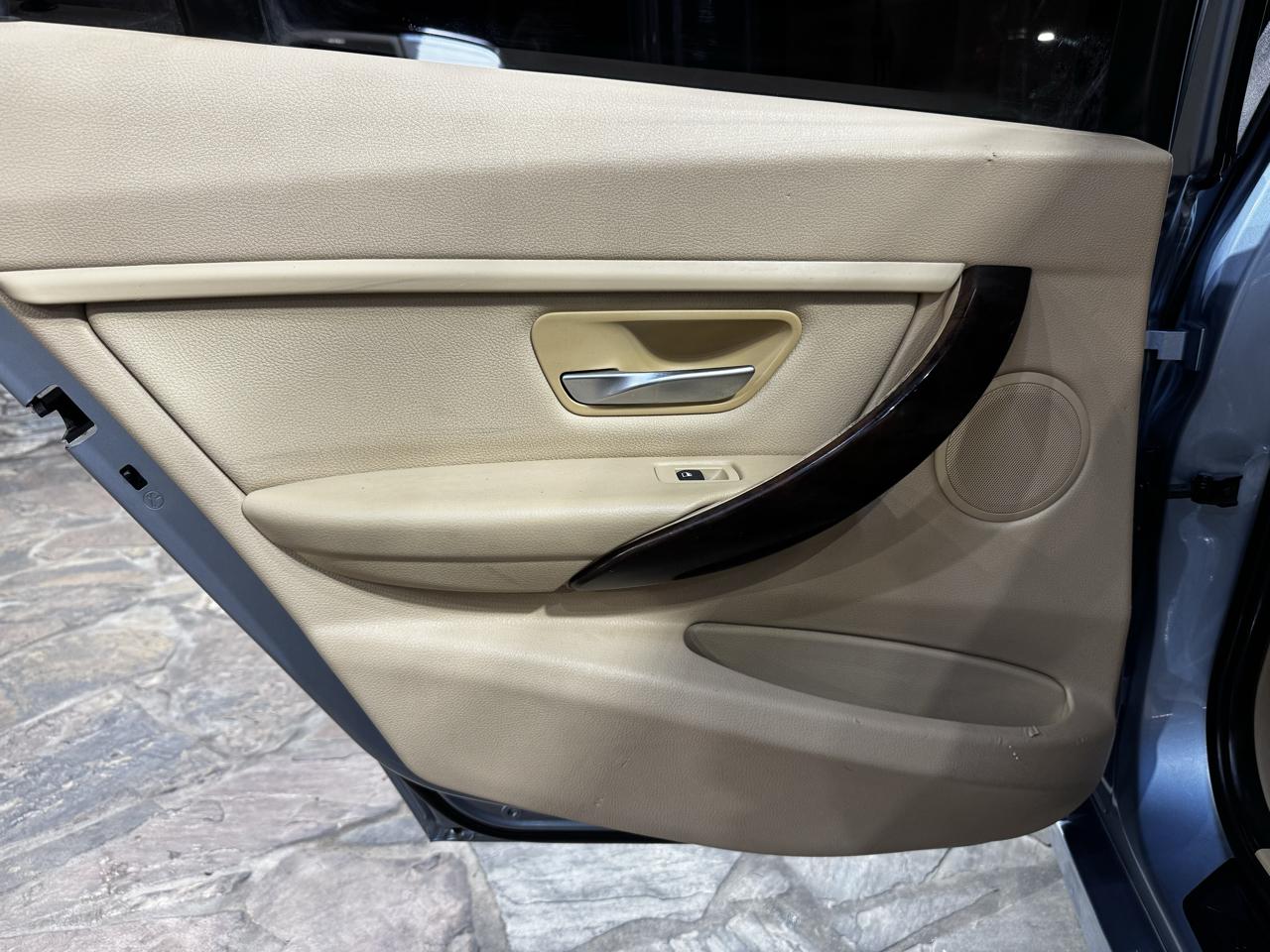 BMW 3 Series 4dr Sdn 320i RWD 2014