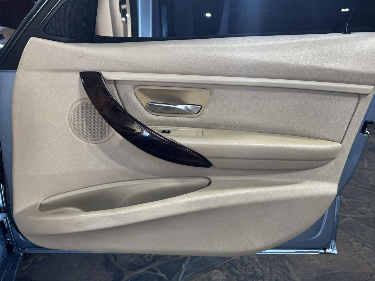 BMW 3 Series 4dr Sdn 320i RWD 2014