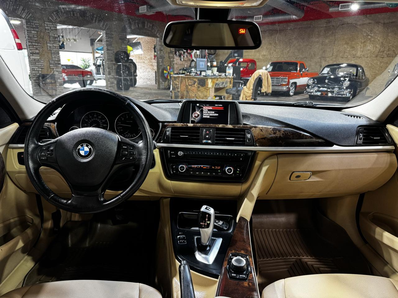 BMW 3 Series 4dr Sdn 320i RWD 2014