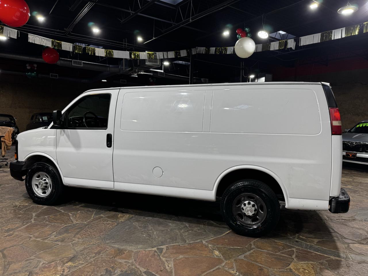 Chevrolet Express Cargo Van RWD 2500 135" 2009