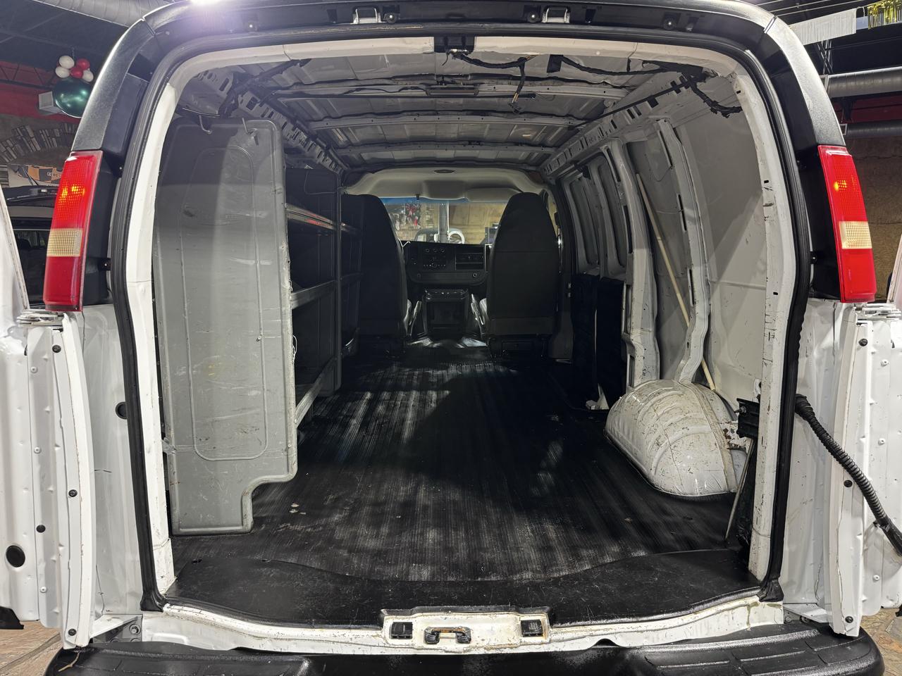 Chevrolet Express Cargo Van RWD 2500 135" 2009