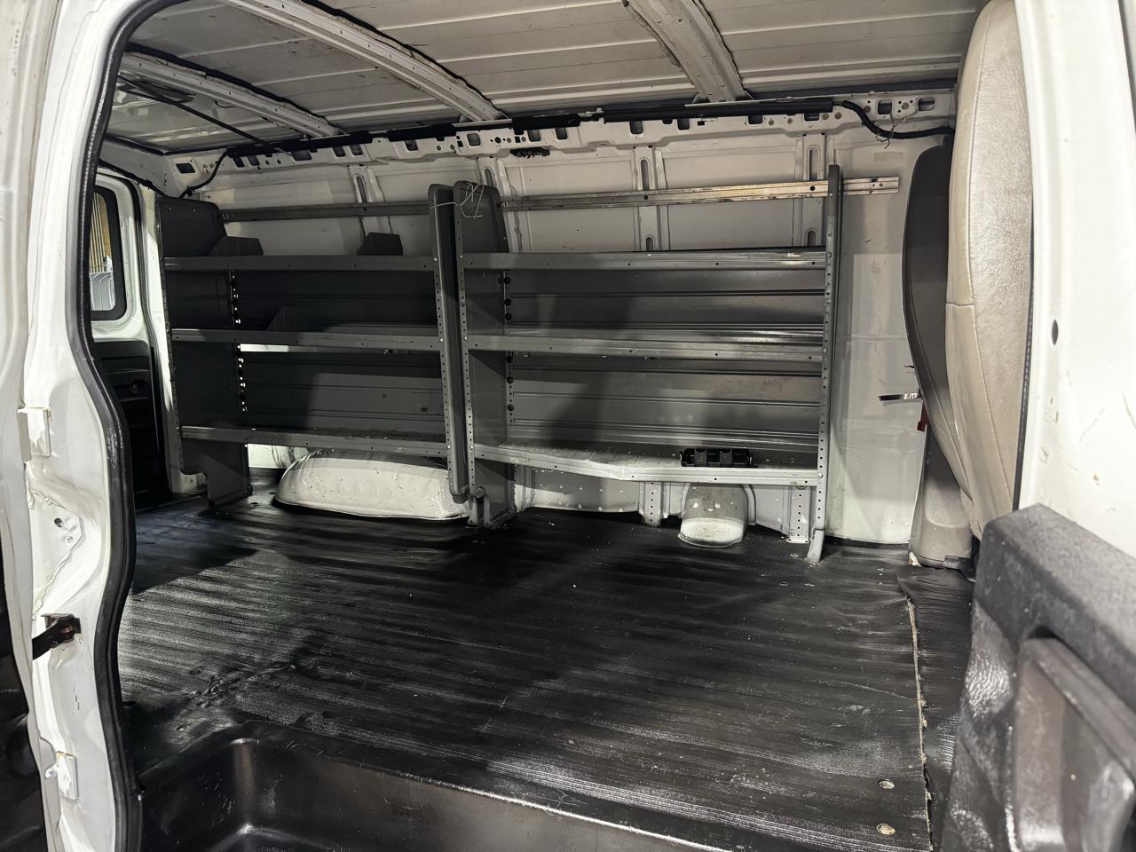 Chevrolet Express Cargo Van RWD 2500 135" 2009