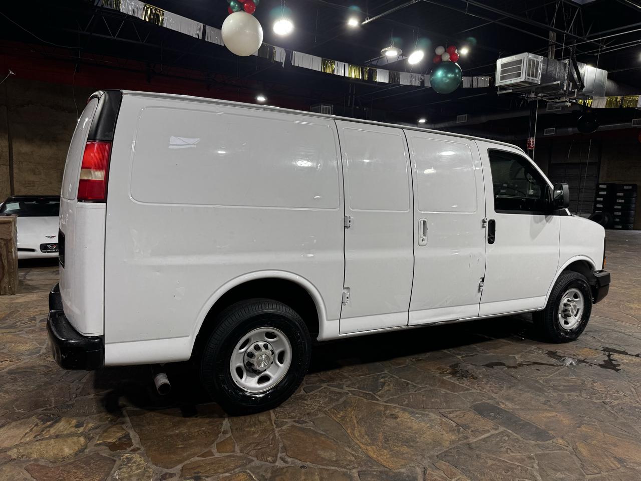 Chevrolet Express Cargo Van RWD 2500 135" 2009