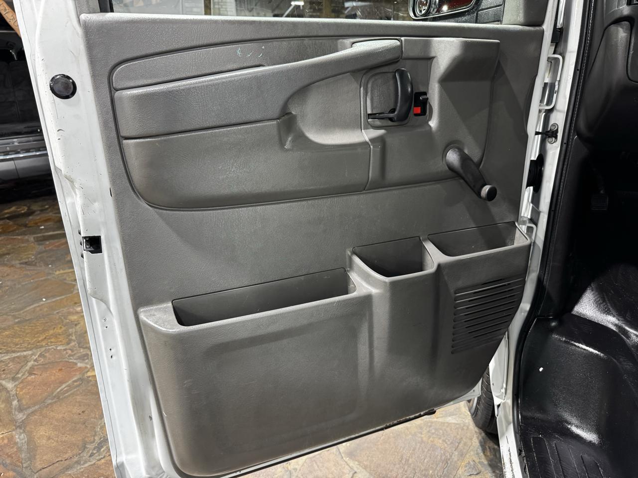 Chevrolet Express Cargo Van RWD 2500 135" 2009
