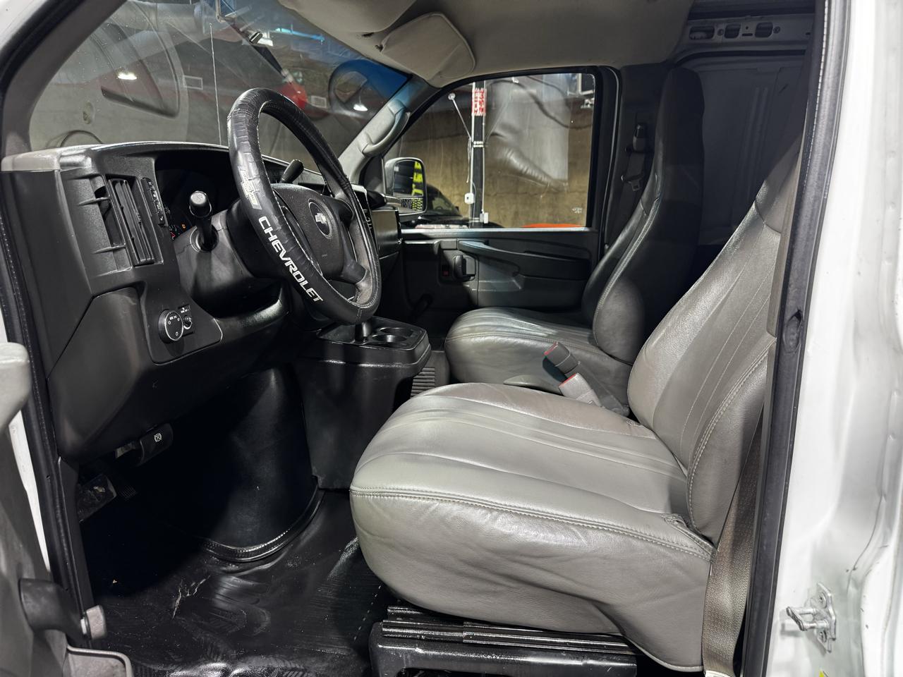 Chevrolet Express Cargo Van RWD 2500 135" 2009
