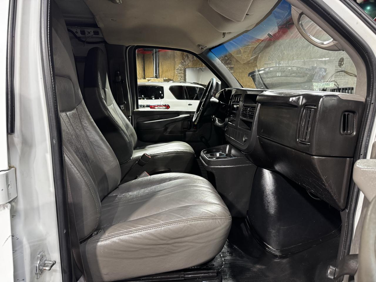 Chevrolet Express Cargo Van RWD 2500 135" 2009