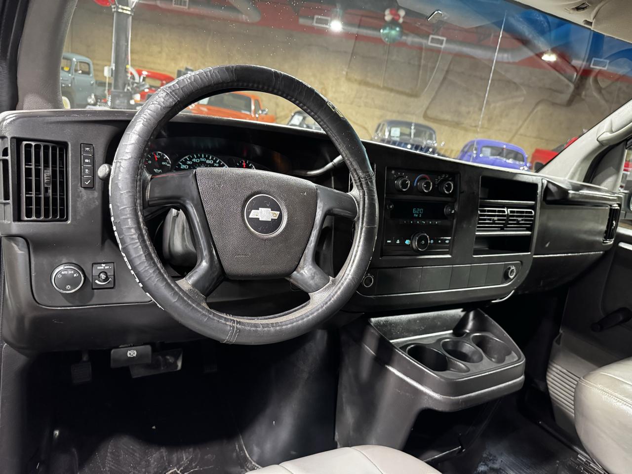 Chevrolet Express Cargo Van RWD 2500 135" 2009