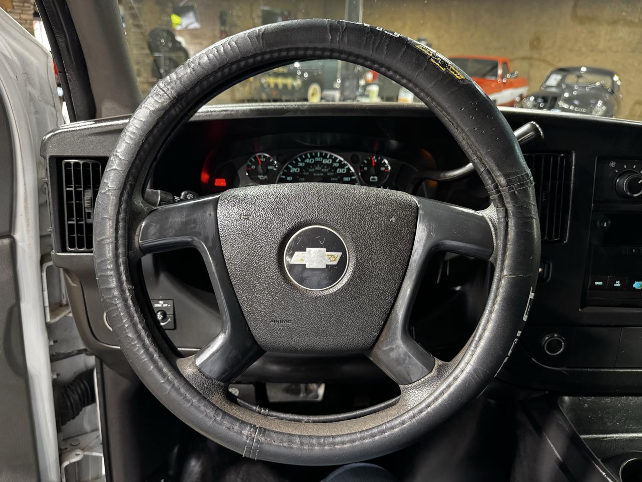 Chevrolet Express Cargo Van RWD 2500 135" 2009