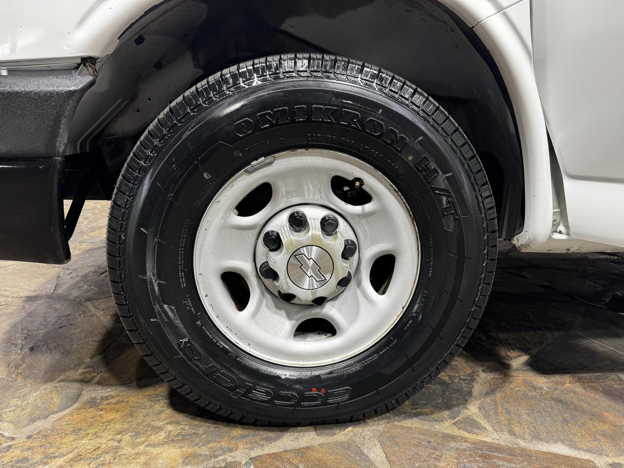 Chevrolet Express Cargo Van RWD 2500 135" 2009
