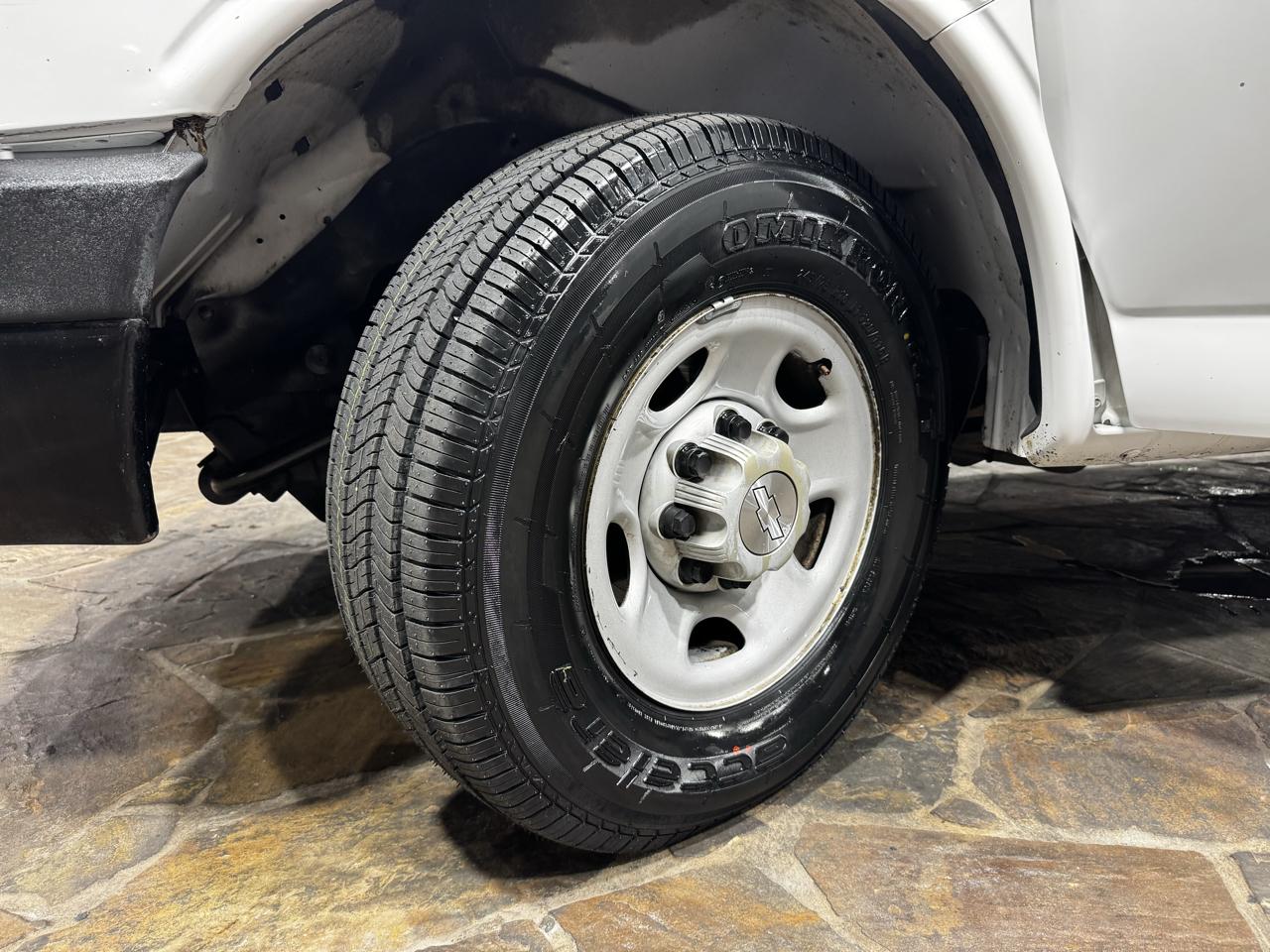 Chevrolet Express Cargo Van RWD 2500 135" 2009