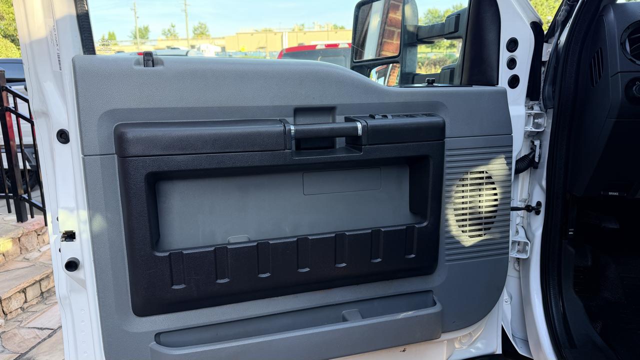 Ford Super Duty F-450 DRW 2WD Crew Cab 200" WB 84" CA Lariat 2016