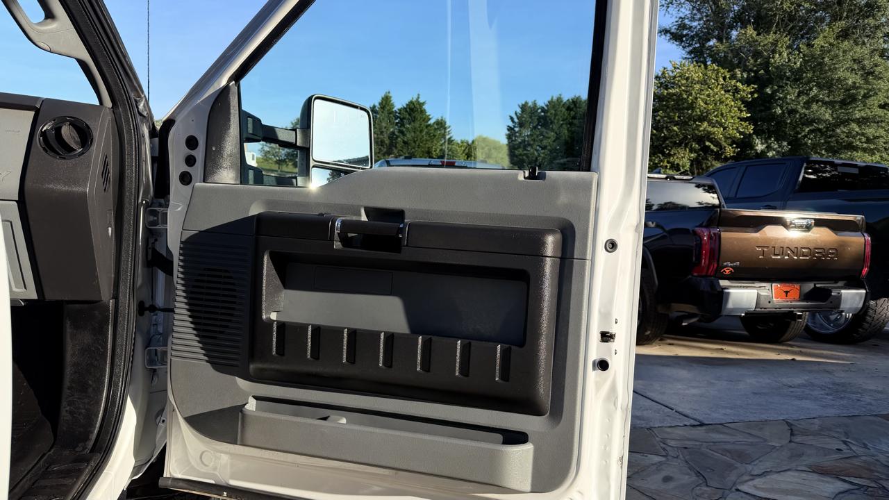 Ford Super Duty F-450 DRW 2WD Crew Cab 200" WB 84" CA Lariat 2016