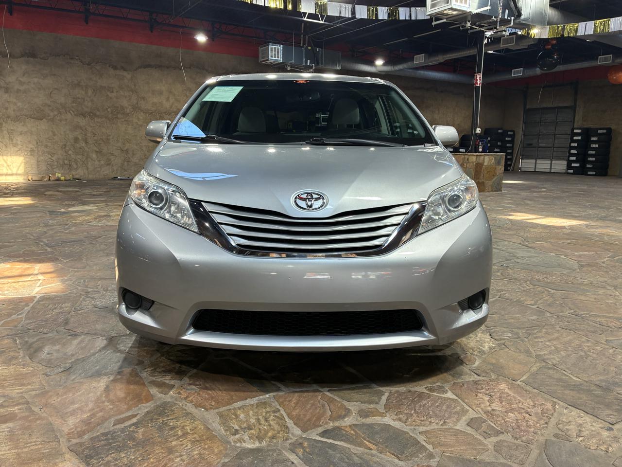 Toyota Sienna 5dr 8-Pass Van LE FWD (Natl) 2015